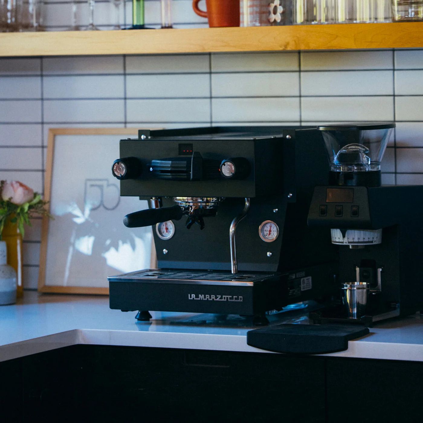 Linea-Mini-2024-black-Lifestyle-2